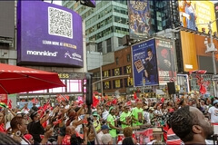 Crowd at Pan in Times Square IV