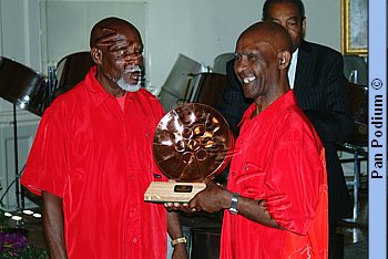 Earl presenting award to Hallam.jpg