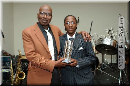 Gerald Forsyth presenting the Jouvert Award to Ebony.jpg