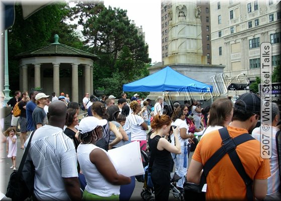 crowd2.JPG